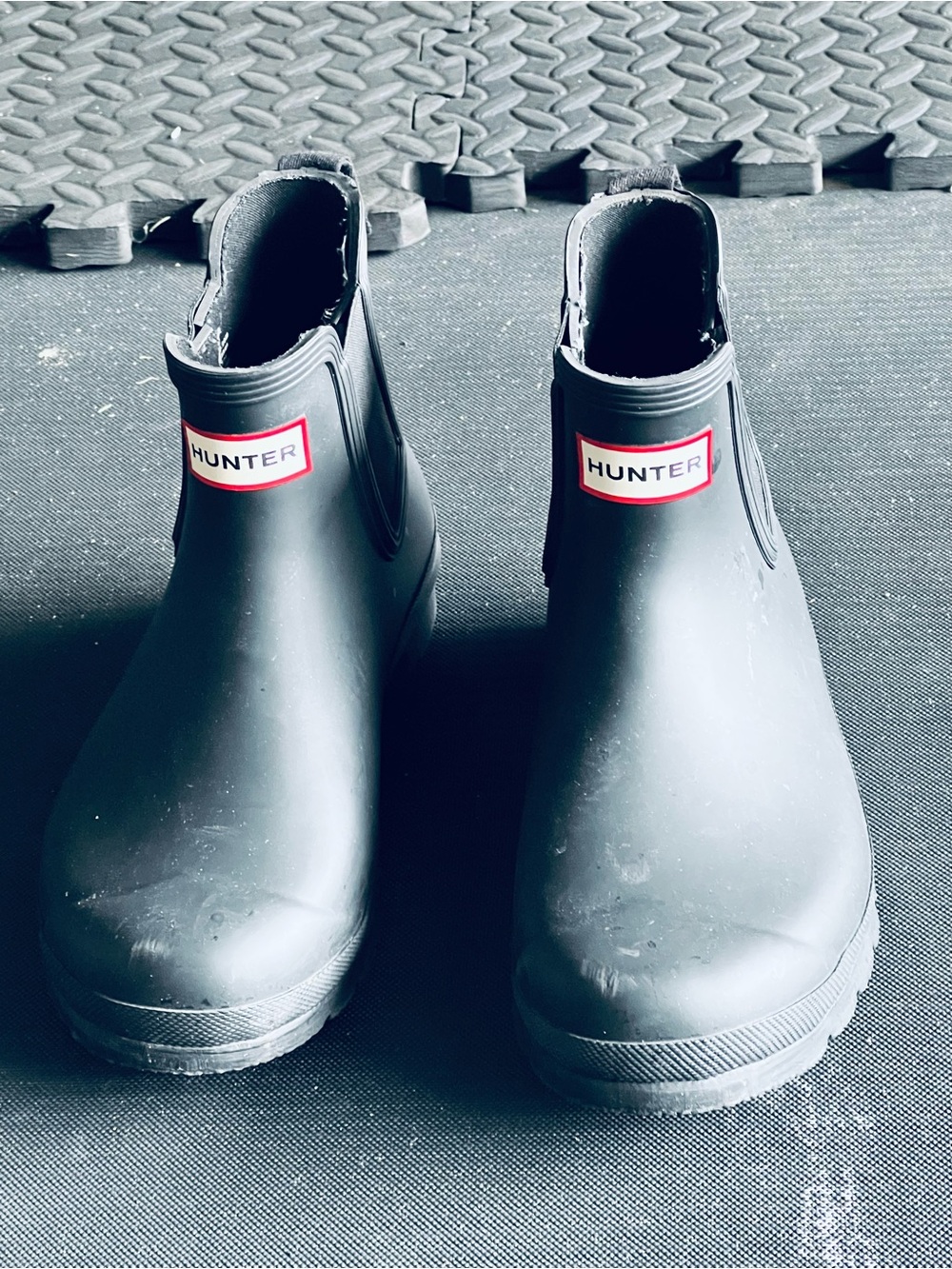 Hunter Women’s Black Chelsea Short Rain Boots with Red Logo